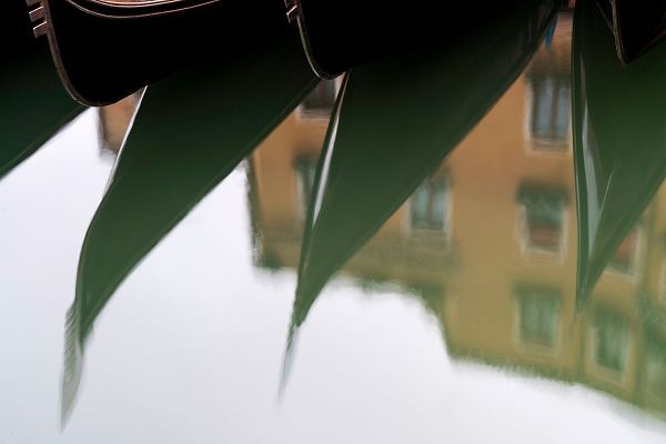 Jaynes Gallery 아티스트의 Europe-Italy-Venice-Reflections of gondolas in canal작품입니다.